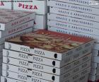Несколько коробок с картоном доставки пиццы